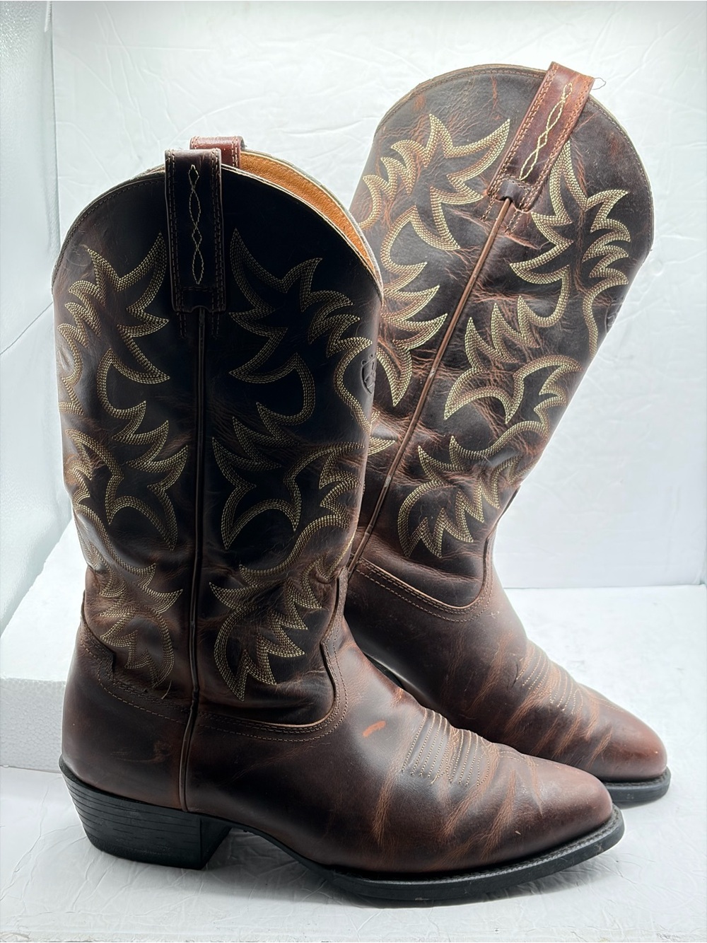 Men’s Ariat Heritage R Toe Western Boot In Distressed Brown, Sz 10EE.